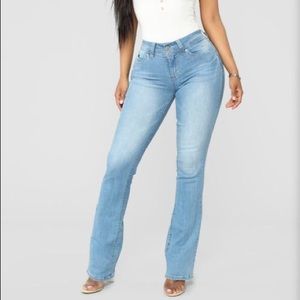 Women’s Size 7 Mid Rise Boot Cut Summer Jeans 👖
